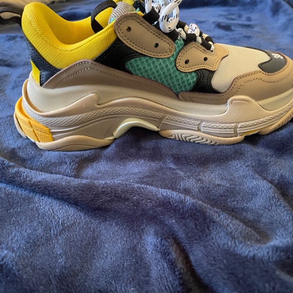 Shoes - Picture 4 of 7